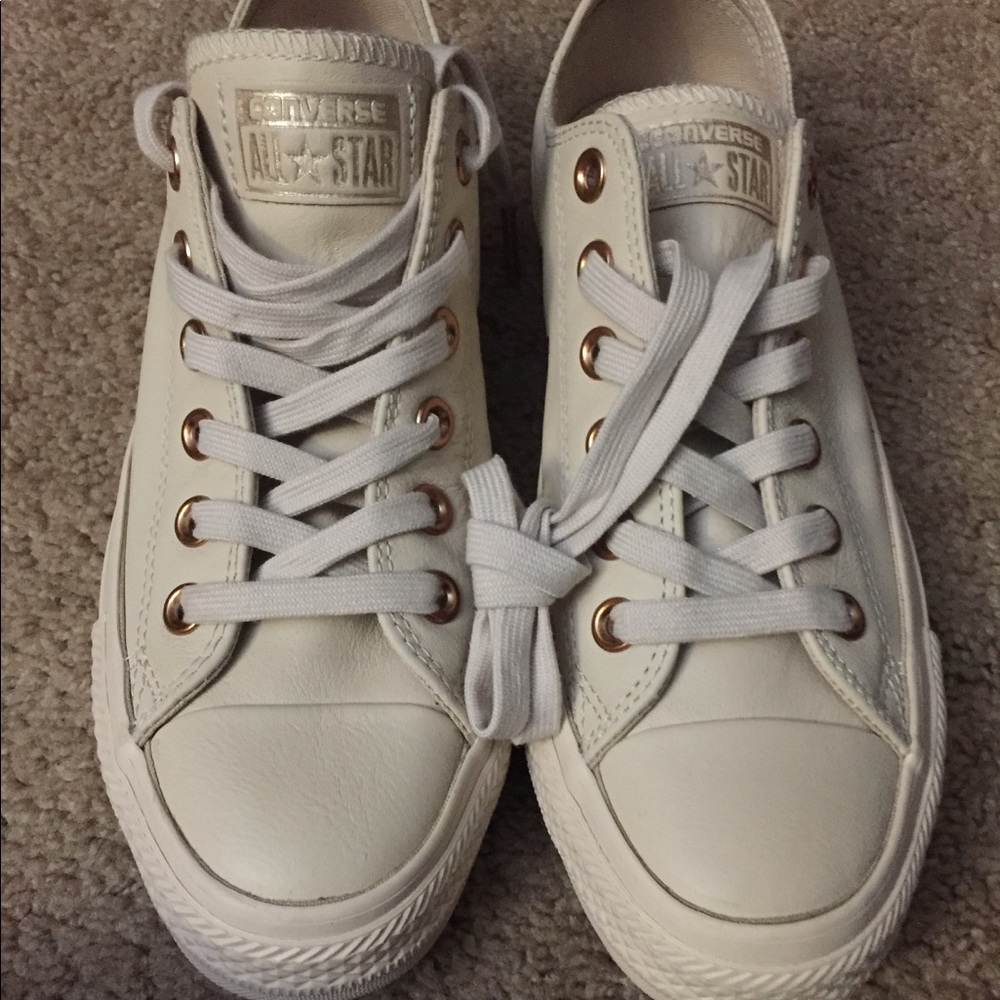 Men Converse beige color Size 5